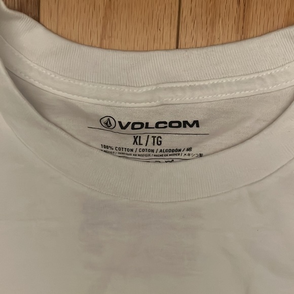 NWT Men’s XL Volcom S/S “Huskerdant” t-shirt w/a white base/red/white & blue. - Picture 3 of 5